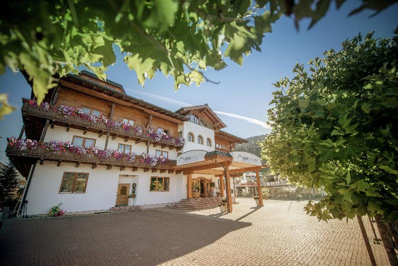 Alpines Gourmet Hotel Montanara Flachau Bagian luar foto